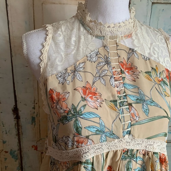 Floral lace shoulder dress - Picture 2 of 5